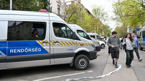 Rendőri készültség a budapesti Hősök terén megrendezett Rendszerbontó Nagykoncerten, 2026. április 10-én.