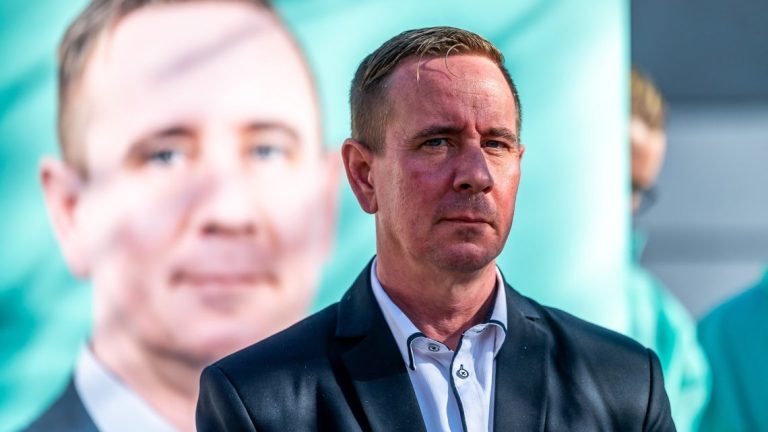 „Tibor pártfüggetlenül képviseli a választókerületet” exjobbikos korábbi ellenfele Navracsics támogatására kéri a választókat