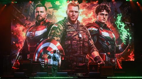 Saiid tiszteleg napjaink hősei, Gundalf, Pálinkás Szilveszter és Szabó Bence előtt a Rendszerbontó Nagykoncerten a budapesti Hősök terén, 2026. április 10-én.