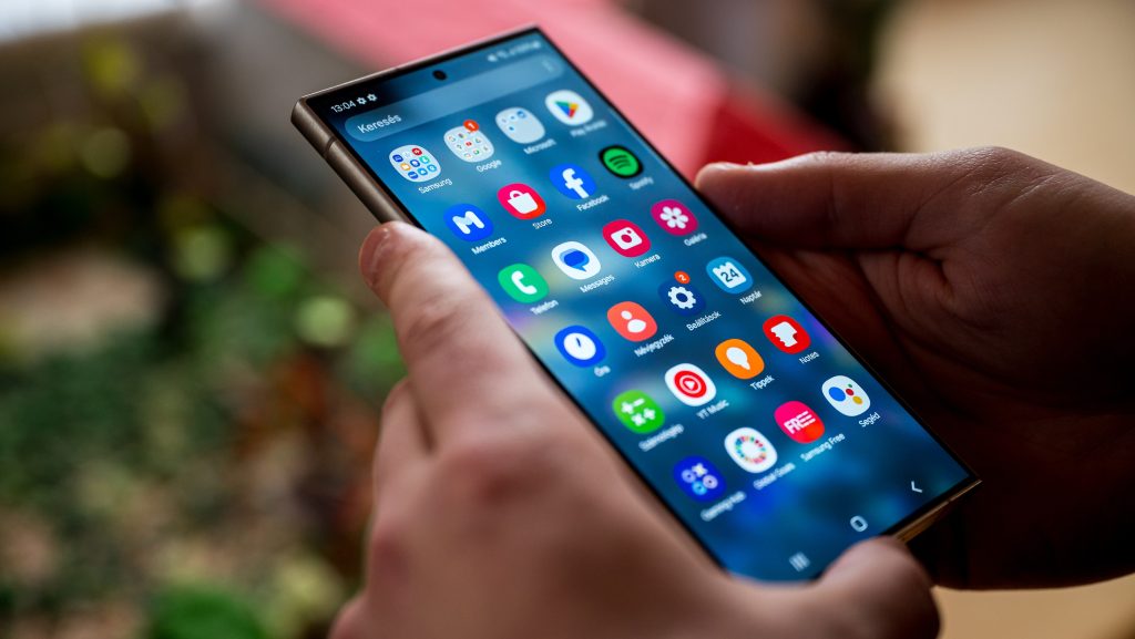 Fontos változás jön a Samsung telefonoknál, főleg a régebbi készülékeket érinti