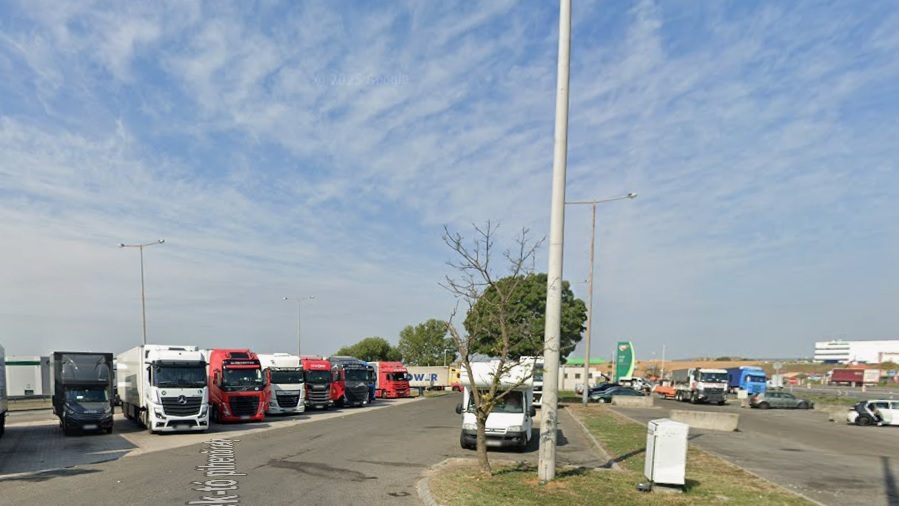 Hátba szúrt egy szerb-magyar kamionos egy bolgárt az M1-esen, a Sasfészeknél lévő benzinkúton, életveszélyben az áldozat