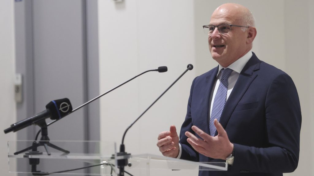 Schmidt Gábor, a Honvédelmi Minisztérium sportigazgatásért és sportfejlesztésért felelős helyettes államtitkára beszédet mond a Soproni Darazsak Campus épület átadásán Sopronban 2026. március 26-án.