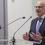 Schmidt Gábor, a Honvédelmi Minisztérium sportigazgatásért és sportfejlesztésért felelős helyettes államtitkára beszédet mond a Soproni Darazsak Campus épület átadásán Sopronban 2026. március 26-án.