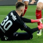 Karlo Sentic (b2), Szatmári Csaba (j2) és Gera Dániel (j) a Diósgyőr és Aljosa Matko (b), az Újpest játékosa a labdarúgó Fizz Liga 12. fordulójában játszott Diósgyőri VTK-Újpest FC mérkőzésen a diósgyőri DVTK Stadionban 2025. november 2-án.