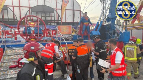 Mentők és tűzoltók a sevillai vásárban történt baleset után