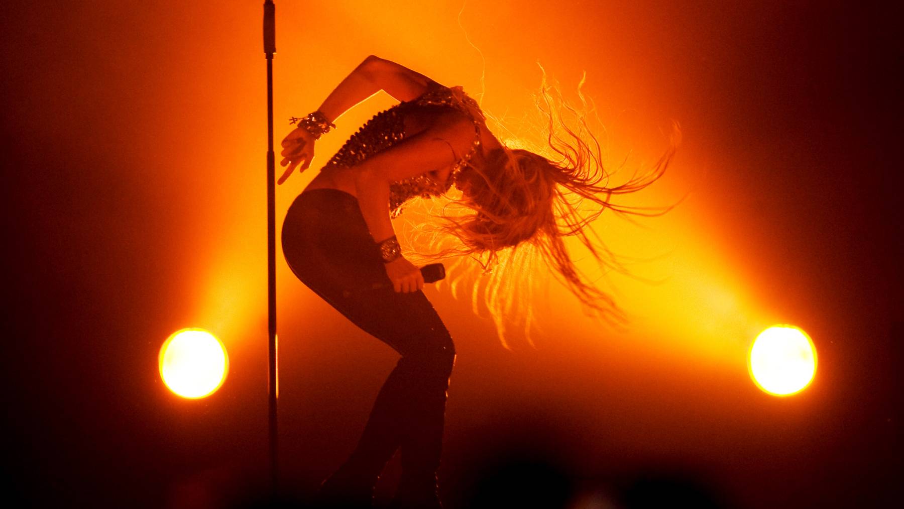 Shakira performs at the 02 Arena on December 20, 2010 in London, England. (Photo by Samir Hussein/Getty Images)