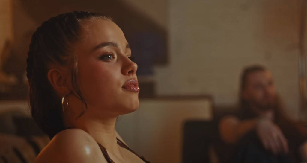 Angelina Jolie lánya egy videoklipben tűnik fel, megszólalásig hasonlít édesanyjára