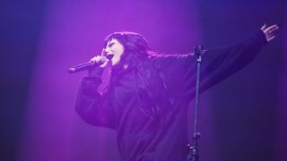 Sisi a Rendszerbontó Nagykoncert színpadán a budapesti Hősök terén, 2026. április 10-én.