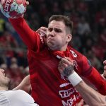 Stefan Dodic, a Veszprém (k), valamint Magnus Rod (b) és Borut Mackovsek (j), a Szeged játékosa a férfi kézilabda NB I 22. fordulójában játszott One Veszprém HC - OTP Bank-Pick Szeged mérkőzésen a One Veszprém Arénában 2026. április 13-án.