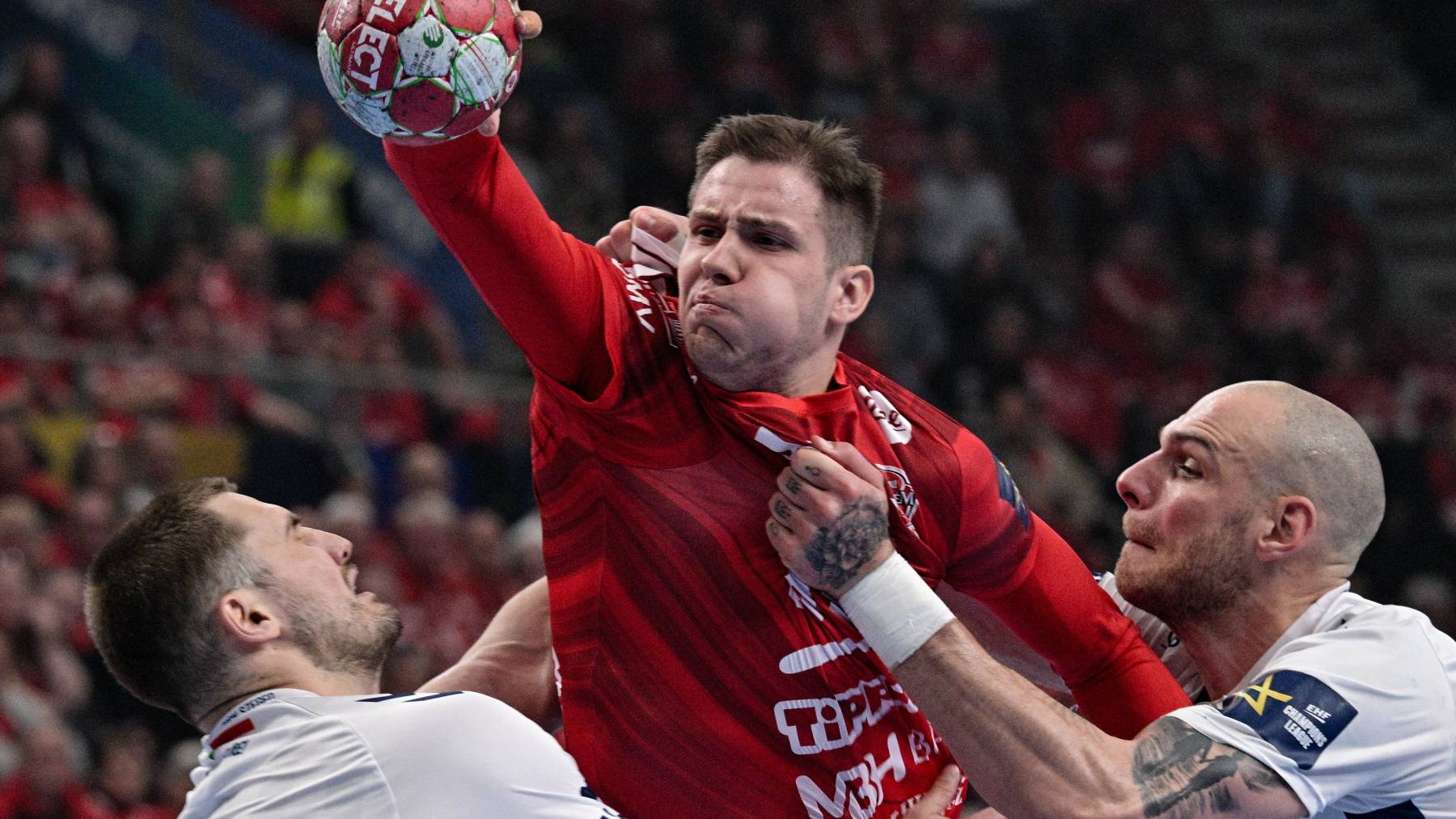 Stefan Dodic, a Veszprém (k), valamint Magnus Rod (b) és Borut Mackovsek (j), a Szeged játékosa a férfi kézilabda NB I 22. fordulójában játszott One Veszprém HC - OTP Bank-Pick Szeged mérkőzésen a One Veszprém Arénában 2026. április 13-án.