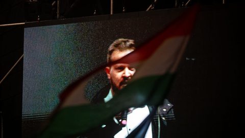 Szabó Bence a Rendszerbontó Nagykoncert színpadának kivetítőjén a budapesti Hősök terén, 2026. április 10-én.