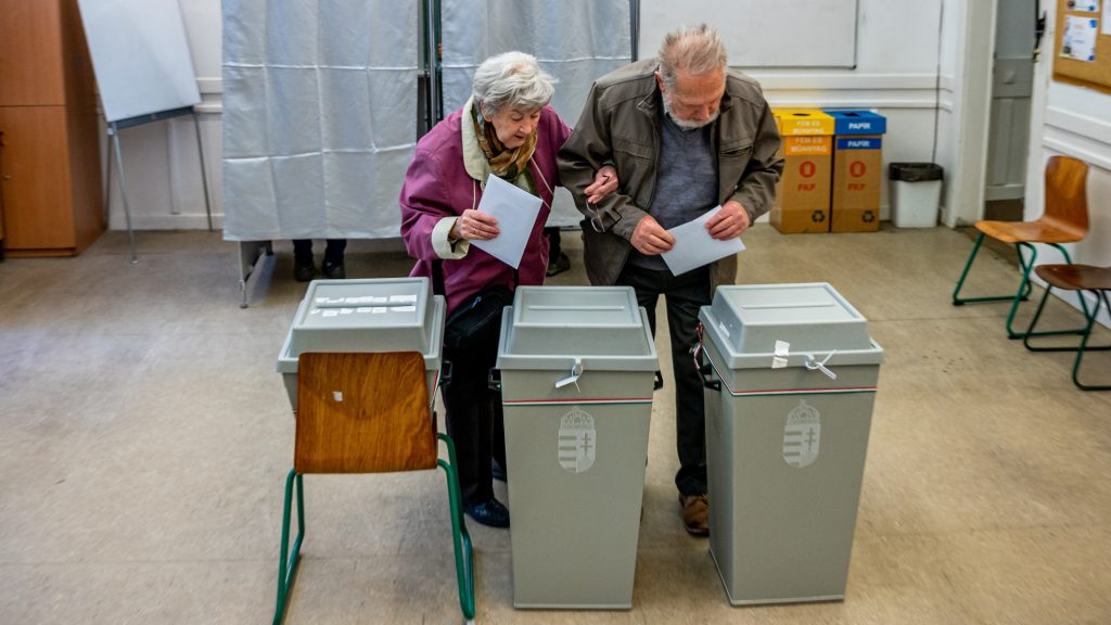 Több részre oszthatják azokat a szavazóköri névjegyzékeket, ahol sok átjelentkezés történt