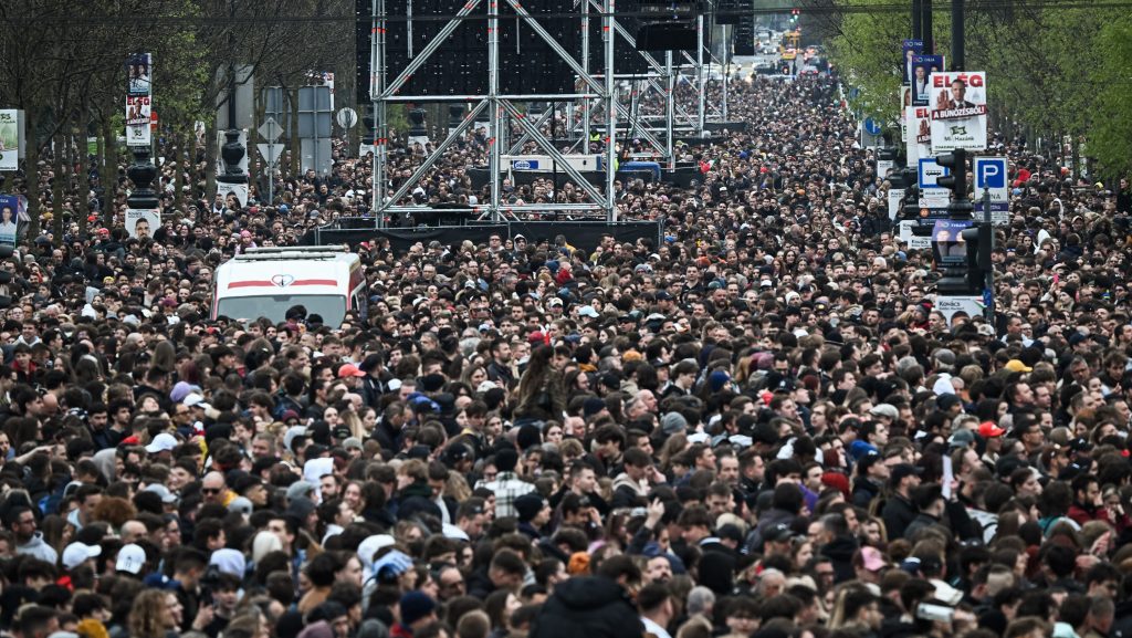 „Fideath” és „vége kicsi” graffitik a Fidesz székháznál