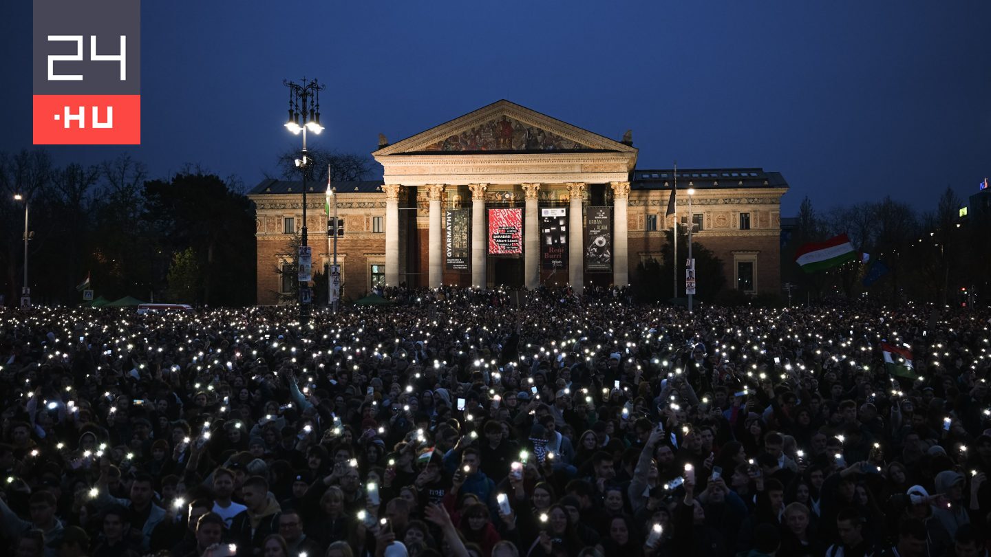 Az Andrássyn a Bajza utcánál a tömeg vége
