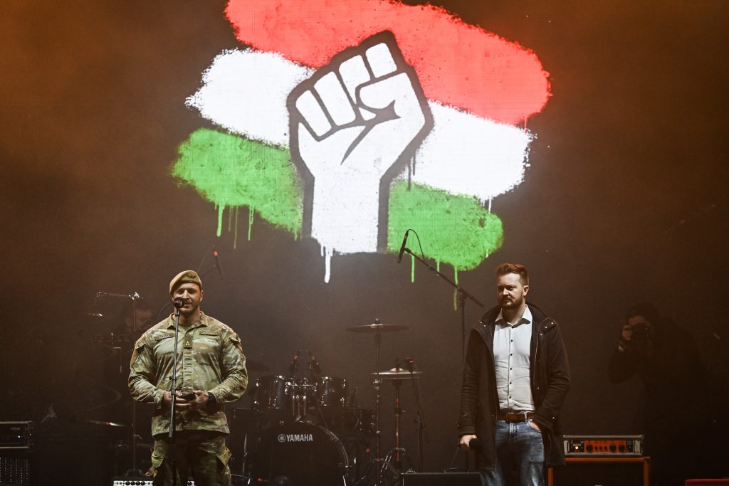 Szabó Bence és Pálinkás Szilveszter a színpadról szól a tömeghez