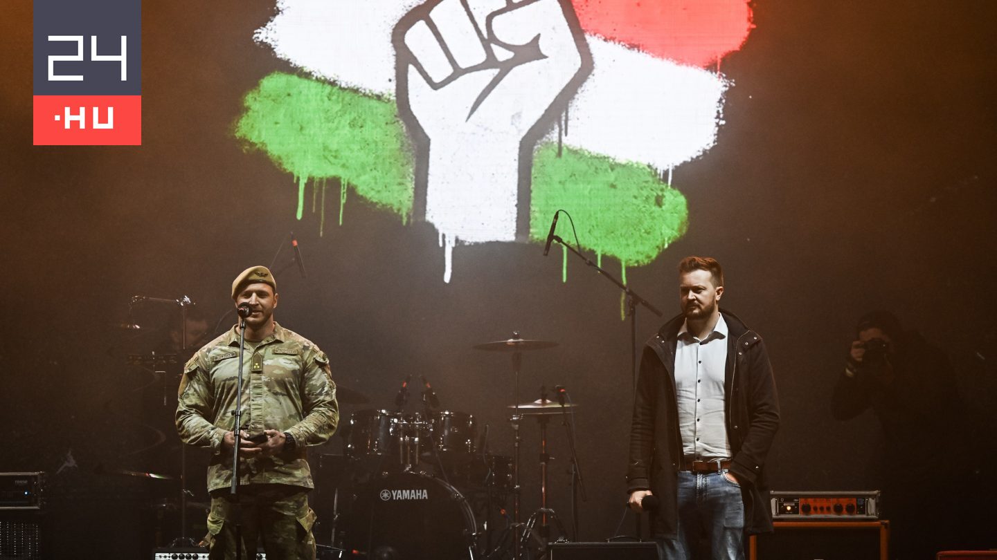 Szabó Bence és Pálinkás Szilveszter a színpadról szól a tömeghez