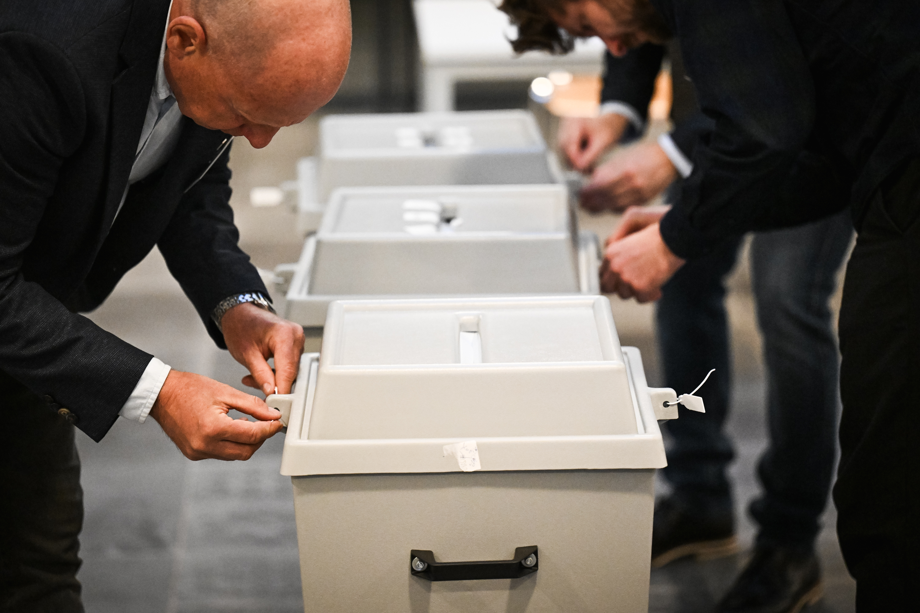 Elképesztően magas a részvétel, Magyar és Orbán már szavazott – élőben a választásról 1