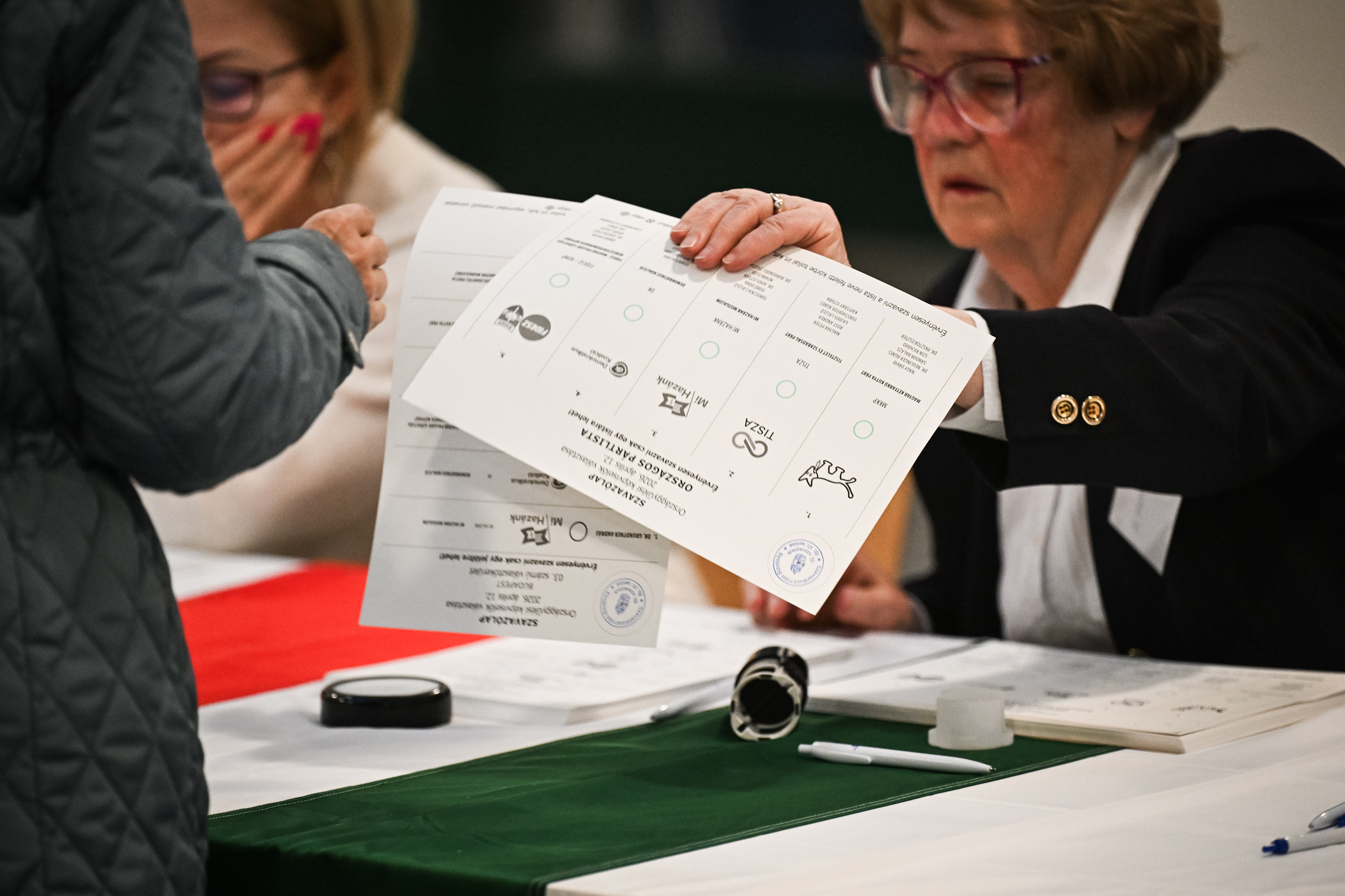 Elképesztően magas a részvétel, Magyar és Orbán már szavazott – élőben a választásról 1