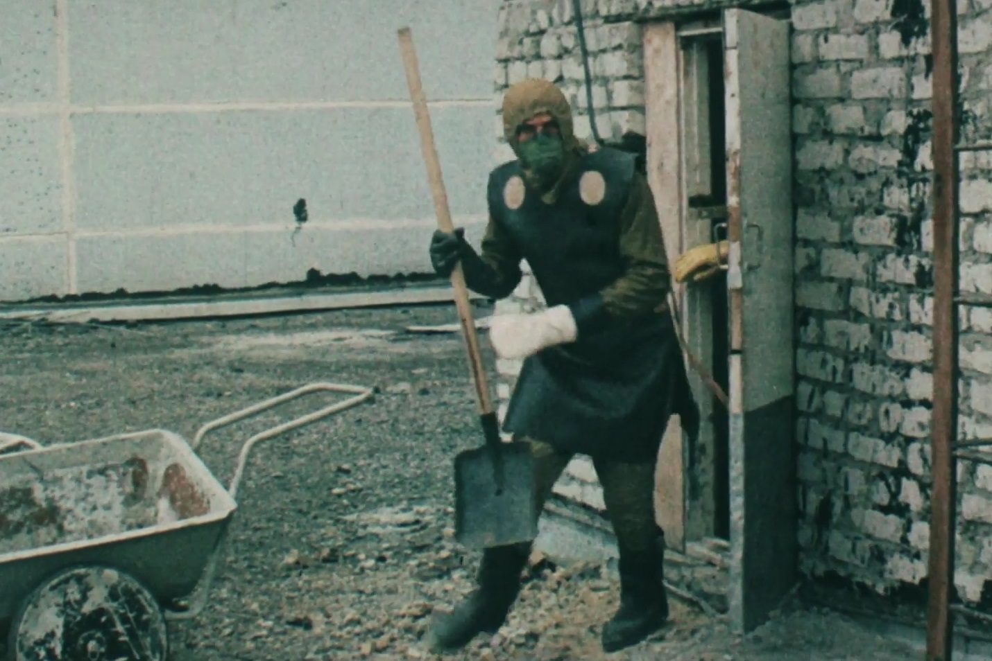 Likvidátorok lépnek ki a rohannak ki a tetőre takarítani.