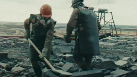 Likvidátorok lapátolják a sugárzó törmeléket a csernobili atomerőmű tetejéről.