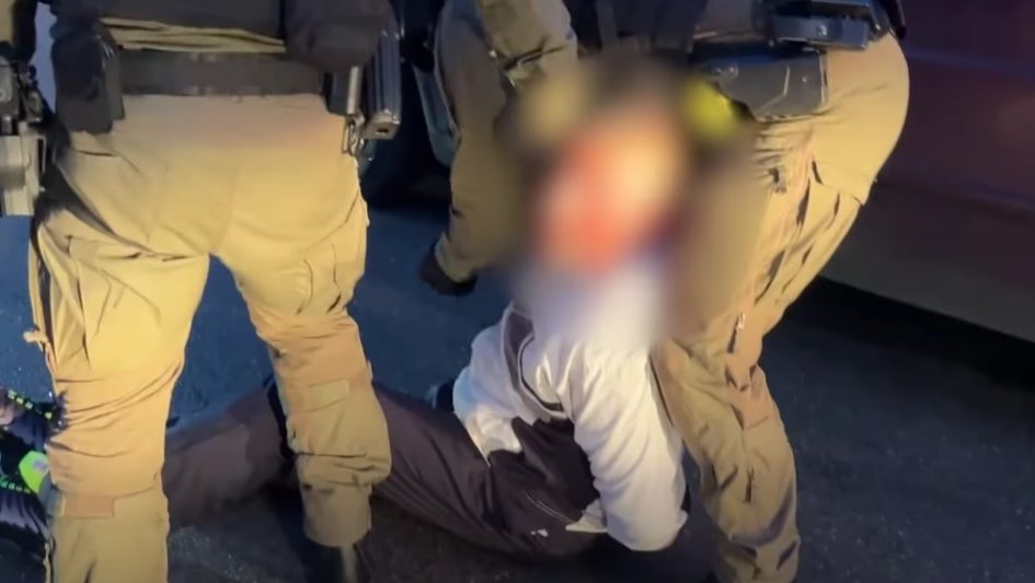 Átalakította a kocsiját, és húsz éven át videóra vette a kiskorú lányokkal folytatott aktusokat egy drogkereskedő