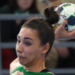 Szucsánszki Zita, a Ferencváros (a labdával) és Meike Schmelzer, a Thüringer HC játékosa a női kézilabda EHF Bajnokok Ligája második csoportkörében játszott FTC-Rail Cargo Hungaria - Thüringer HC mérkőzésen az Elek Gyula Arénában 2017. február 4-én.