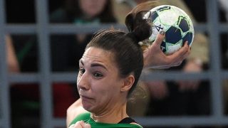 Szucsánszki Zita, a Ferencváros (a labdával) és Meike Schmelzer, a Thüringer HC játékosa a női kézilabda EHF Bajnokok Ligája második csoportkörében játszott FTC-Rail Cargo Hungaria - Thüringer HC mérkőzésen az Elek Gyula Arénában 2017. február 4-én.