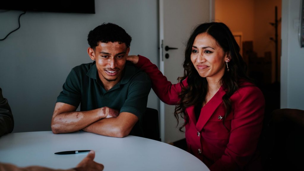 „Megtanultam, hogy soha ne adjam fel” – profi szerződést kapott az újévi svájci tűzvész egyik túlélője