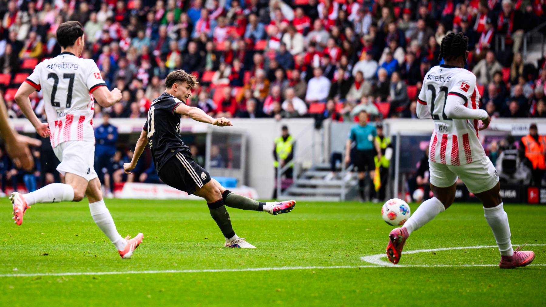 04 April 2026, Baden-Württemberg, Freiburg im Breisgau: Soccer, Men: Bundesliga, SC Freiburg - Bayern Munich, Matchday 28, Europa-Park Stadium. Tom Bischof (Bayern Munich) scores to make it 2-2. Photo: Tom Weller/dpa - IMPORTANT NOTE: In accordance with the regulations of the DFL German Football League and the DFB German Football Association, it is prohibited to utilize or have utilized photographs taken in the stadium and/or of the match in the form of sequential images and/or video-like photo series.