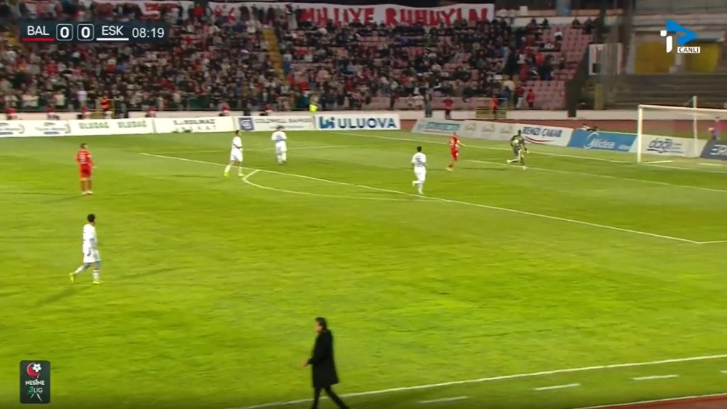 Burleszk a focipályán: úgy megzavarodott a kapus, hogy a hátával adott gólpasszt az ellenfélnek