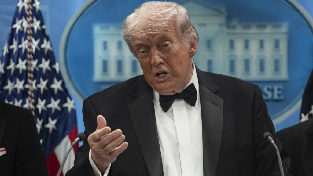 Trump elsőre azt hitte a lövésekre, hogy csak leejtett tálcák csörömpölnek