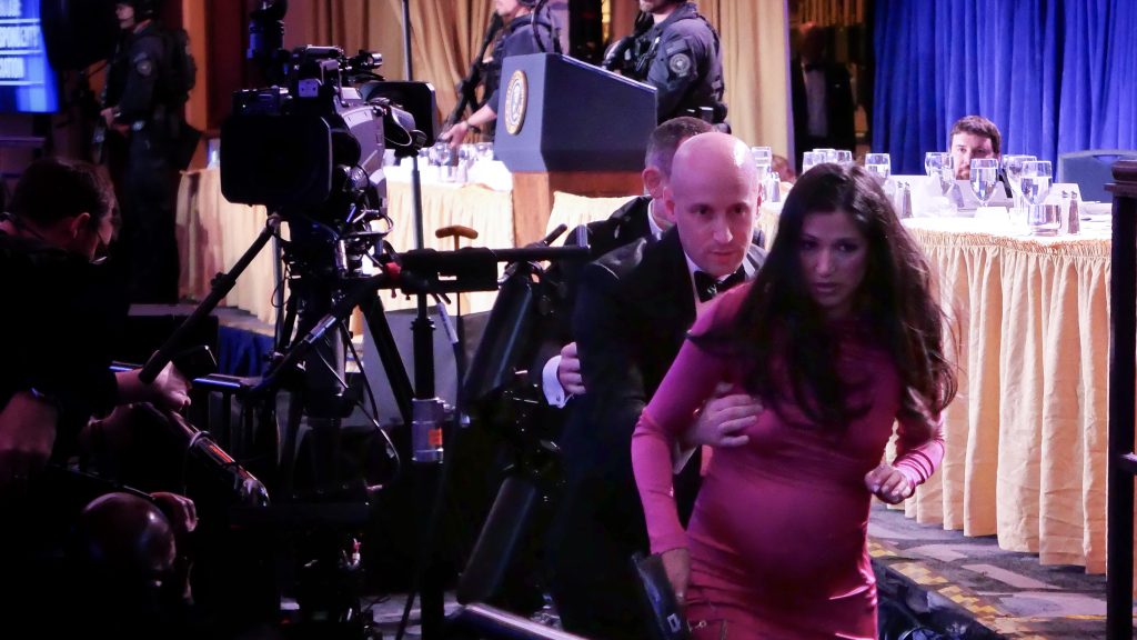 Feszült arcok, fegyveres egyenruhások – képek a Fehér Házi Tudósítók vacsoráján kitört lövöldözésről