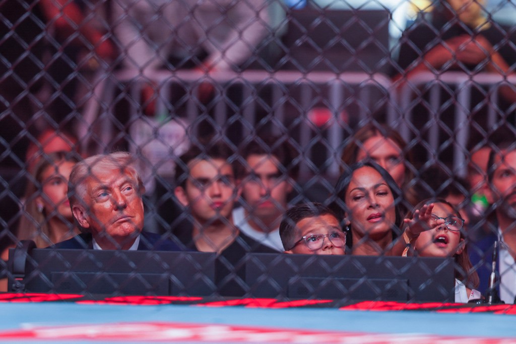 Carlos Ulberg egy balossal rendítette meg Jiri Porcházkát a UFC floridai gáláján.