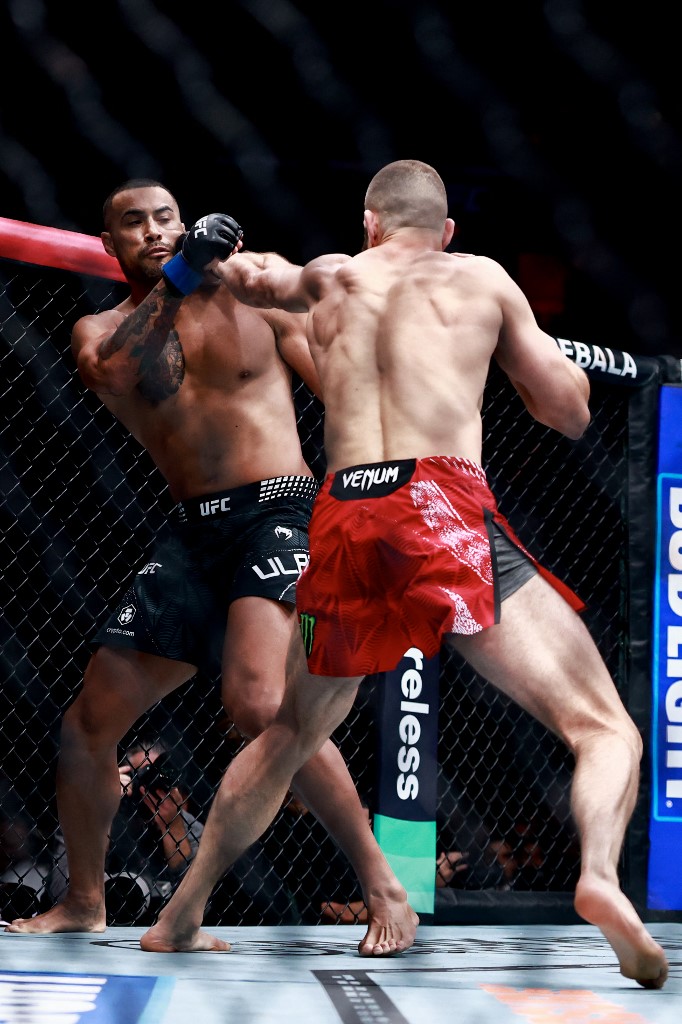 Carlos Ulberg egy balossal rendítette meg Jiri Porcházkát a UFC floridai gáláján.