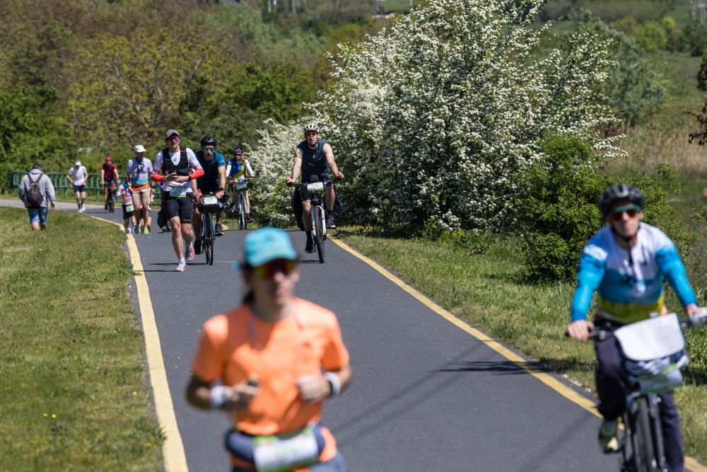 Versenyzők a XX. NN Ultrabalaton futóversenyen.