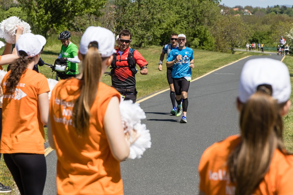Versenyzők a XX. NN Ultrabalaton futóversenyen.