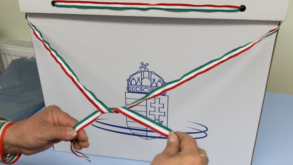 Nyomkövetőt tett a szavazólap mellé a borítékba a Skóciában szavazó magyar