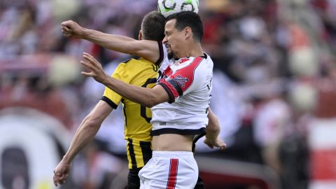 MADRID, SPAIN - APRIL 9: Barnabas Varga (L) of AEK Athens in action against Luiz Felipe (R) of Rayo Vallecano during the UEFA Conference League 2025/26 Quarter-Final First Leg match between Rayo Vallecano and AEK Athens at Estadio de Vallecas on April 9, 2026 in Madrid, Spain. Burak Akbulut / Anadolu
