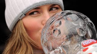 USA's Lindsey Vonn poses with her globe on the podium after the women's downhill on March 11, 2009 at the Ski World Cup finals in Are. America's Lindsay Vonn on Wednesday retained the women's alpine skiing World Cup title at the season-ending finals in Are, Sweden. Vonn wrapped up her season in some style as she won the downhill in 1min 42.49sec to edge out Maria Riesch of Germany and Austria's Renate Goetschl. AFP PHOTO / FABRICE COFFRINI