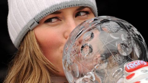 USA's Lindsey Vonn poses with her globe on the podium after the women's downhill on March 11, 2009 at the Ski World Cup finals in Are. America's Lindsay Vonn on Wednesday retained the women's alpine skiing World Cup title at the season-ending finals in Are, Sweden. Vonn wrapped up her season in some style as she won the downhill in 1min 42.49sec to edge out Maria Riesch of Germany and Austria's Renate Goetschl. AFP PHOTO / FABRICE COFFRINI