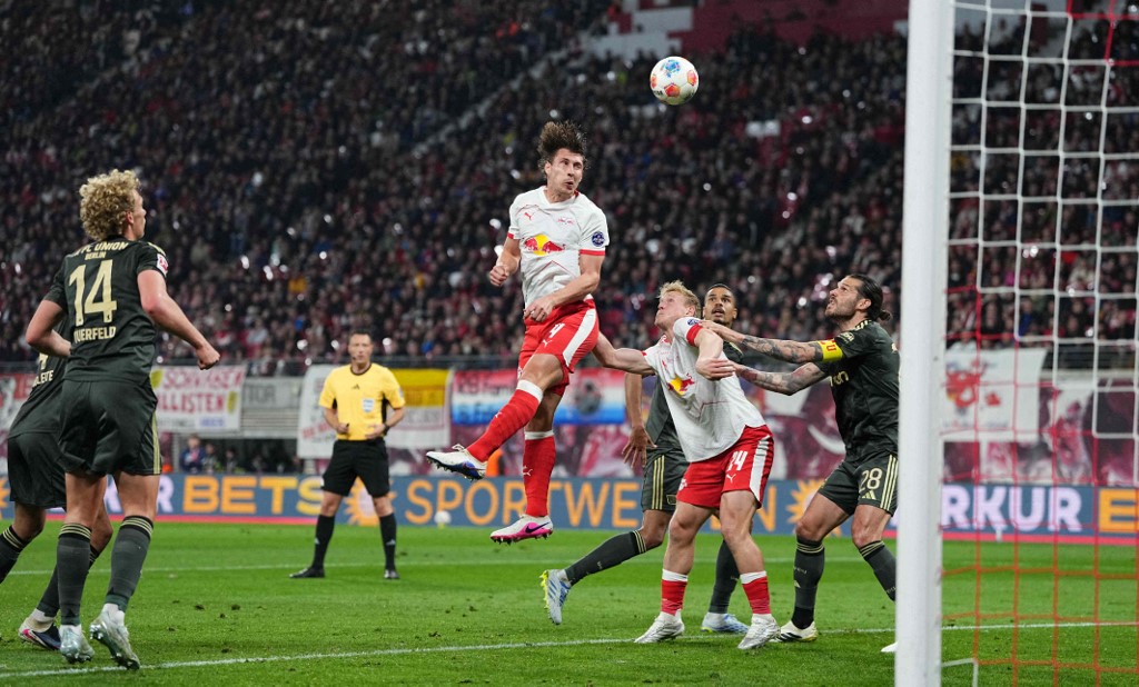 Willi Orbán, a Leipzig magyar válogatott védője kapura fejel az Union Berlin elleni bajnokin. 