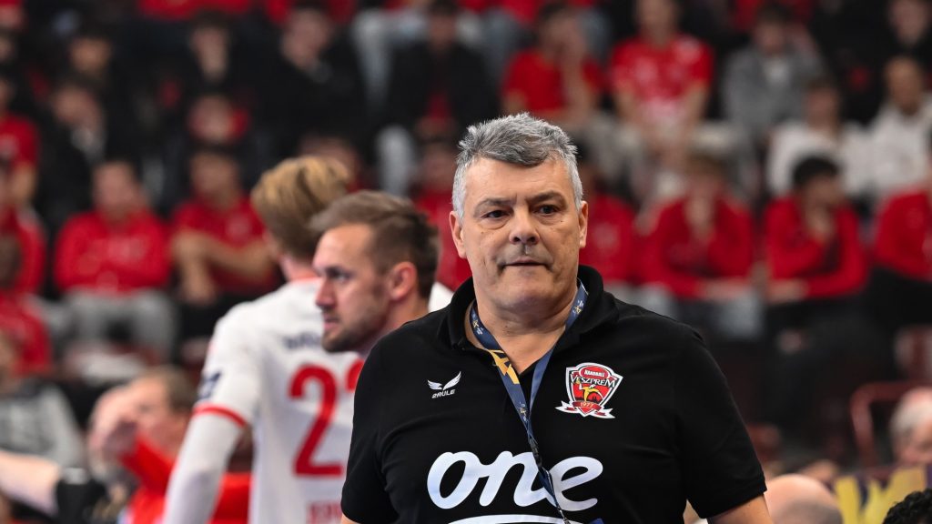 Xavi Pascual, a One Veszprém HC vezetőedzője a férfi kézilabda Bajnokok Ligája csoportkörében játszott One Veszprém HC – Kolstad Handball mérkőzésen a One Veszprém Arénában 2025. november 19-én.