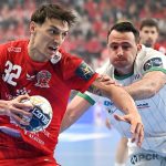 Yanis Lenne, a Veszprém (b) és Arino Aitor, a Berlin játékosa a férfi kézilabda Bajnokok Ligája negyeddöntőjében játszott One Veszprém HC - Füchse Berlin első mérkőzésen a One Veszprém Arénában 2026. április 30-án.