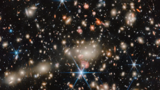 A rájának otthont adó MACS J1149 galaxishalmaz teljes méretű képe.