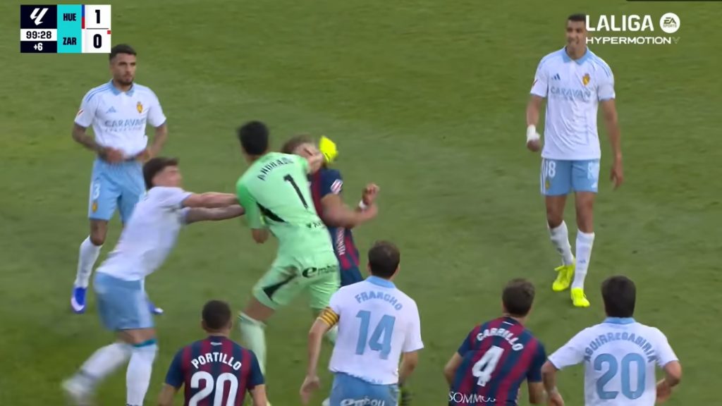 Fél idényre szóló eltiltást kapott a focikapus, aki leütötte az ellenfél játékosát