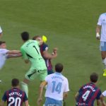 ököllel arcon ütötte ellenfelét a focikapus 13 meccses eltiltás