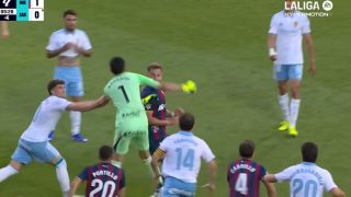 megütötte ellenfelét a kiállított focikapus huesca zaragoza