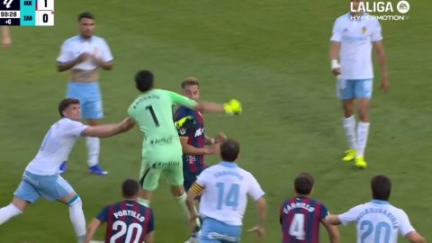 megütötte ellenfelét a kiállított focikapus huesca zaragoza