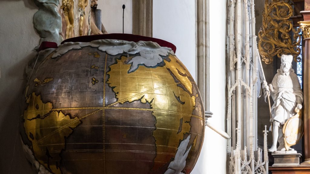 Földgömb alakú szószéket rejt egy cseh gótikus templom