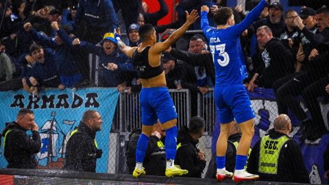 A gólszerző Joao Victor Vieira Ferreira Sousa, a Zalaegerszeg játékosa (b) ünnepel, mellette csapattársa, Stefan Bitca a labdarúgó MOL Magyar Kupa elődöntőjében játszott Budapest Honvéd FC - Zalaegerszegi TE FC mérkőzésen a Bozsik Arénában 2026. április 21-én.